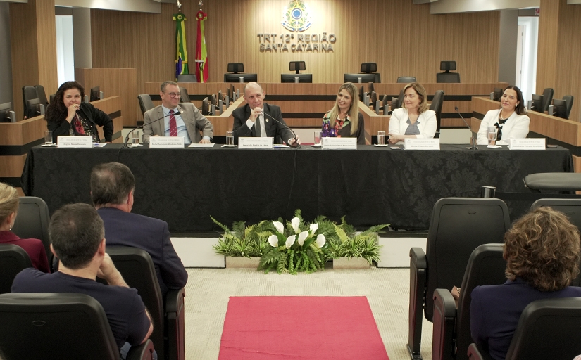 Quatro mulheres e dois homens compõem uma mesa de abertura de evento