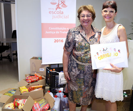 Desembargadora Mari entrega doação à presidente da Avos, Maria Gertrudes Gomes