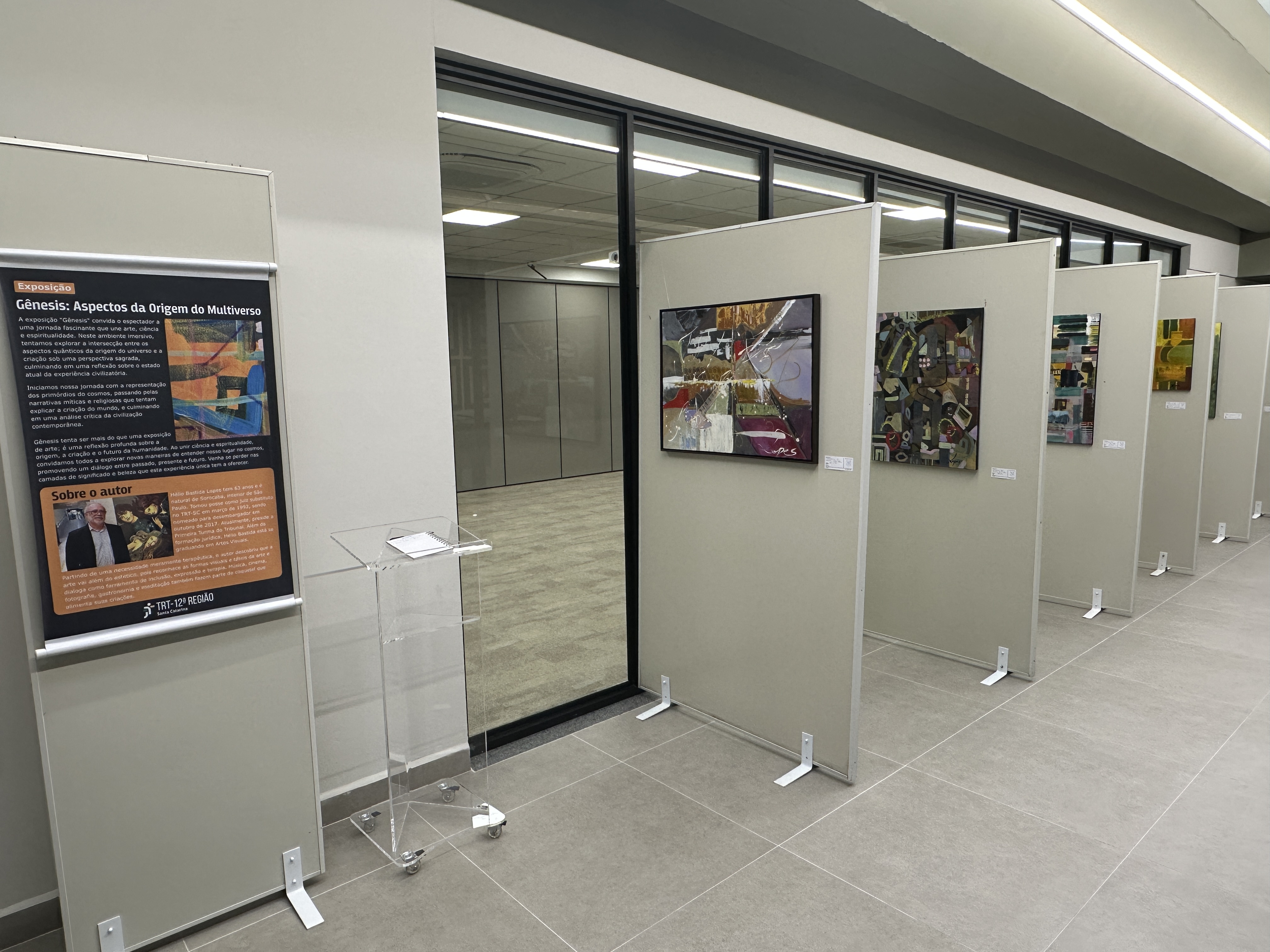 Quatro painéis com quadros de uma exposição de arte