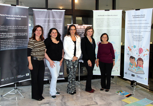 Desembargadora Lourdes Leiria e outras quatro mulher posadas para foto
