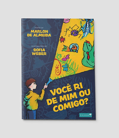 Para todos verem: Texto: “Texto de Marlon de Almeida. Ilustrações de Sofia Weber. Você ri de mim ou comigo? Dialogar”. Ilustração: Capa do livro em que há um garoto iluminando parte de uma floresta com uma lanterna. Na parte iluminada há animais e plantas.