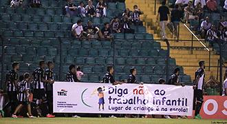 faixa de combate ao trabalho infantil no estádio Orlando Scarpelli