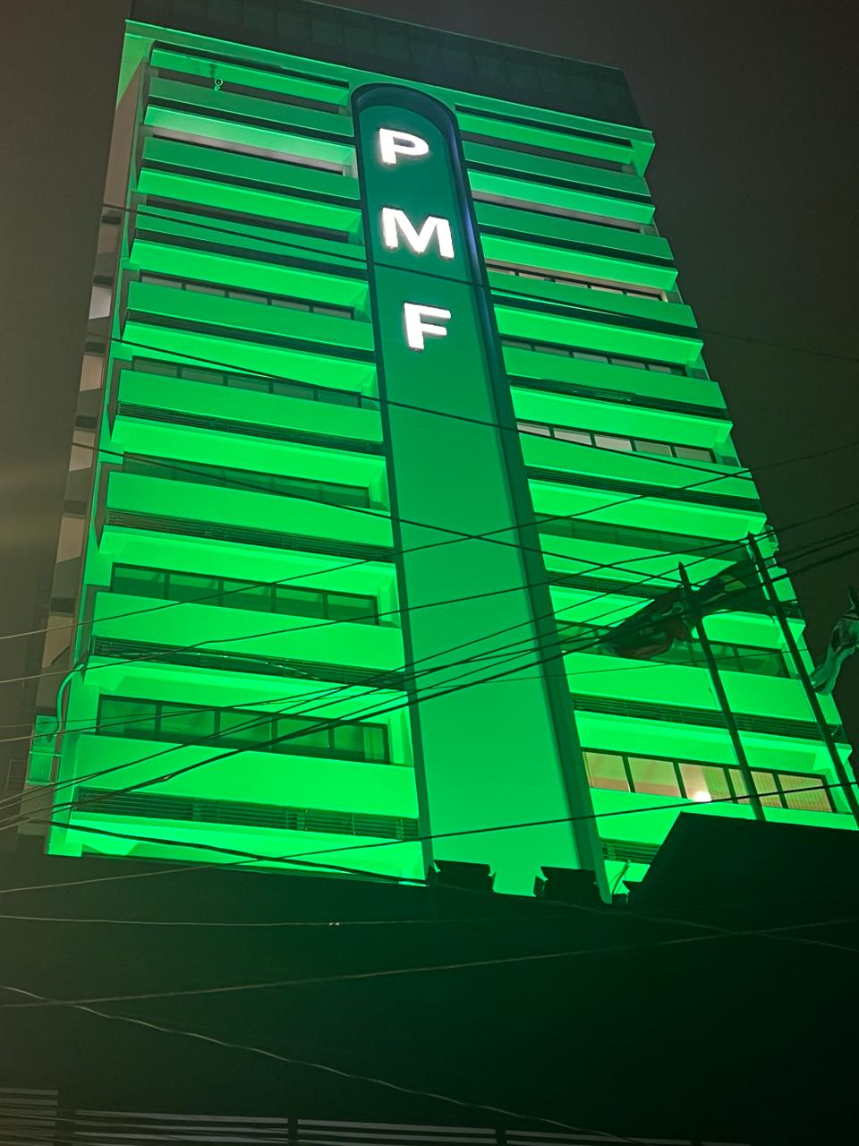Foto da fachada do prédio da Prefeitura de Florianópolis iluminada de verde
