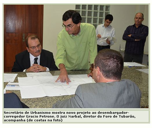 Desembargador Gracio Petrone com juiz Narbal e secretário de urbanismo de Tubarão