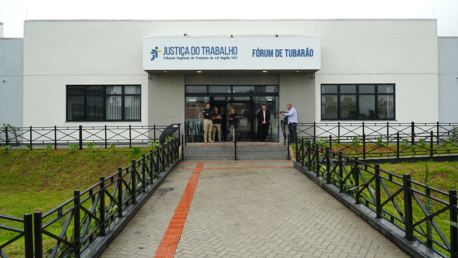 Prédio retangular, branco, do novo Fórum de Tubarão