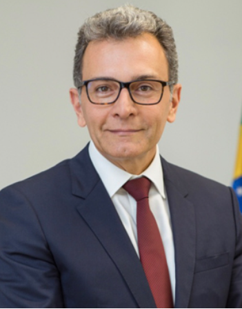 Foto posada, no formato três por quatro, do ministro Alexandre Ramos, de terno e gravata