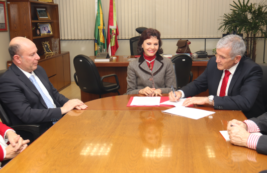 Marcelo Petrelli (e), presidente Mari Eleda e desembargador Roberto Guglielmetto durante assinatura do termo de adesão