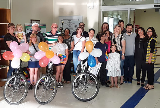 Na foto, juíza Julieta Malfussi, alunos e seus familiares durante cerimônia de premiação no município de Rio do Sul