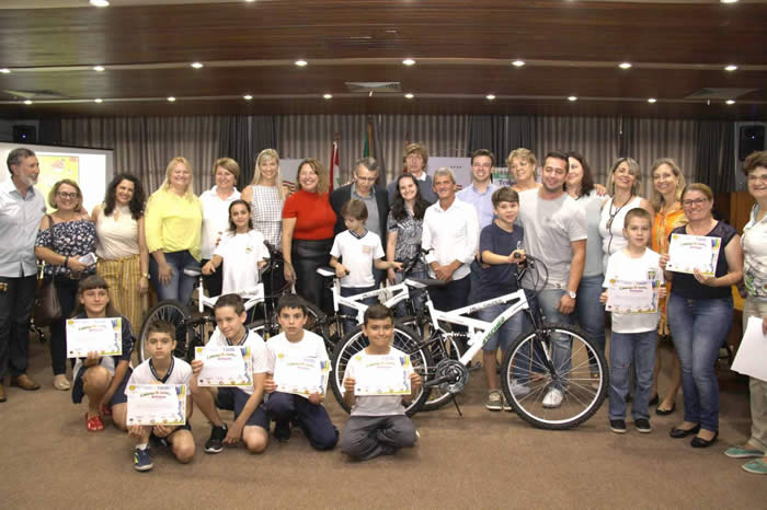 Na foto, juíza Desireé Bollmann, crianças e familiares durante  cerimônia de premiação em Blumenau