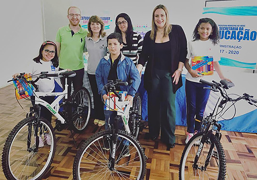 Na foto, Patrícia Pereira de Sant'Anna, alunos e seus familiares durante cerimônia de premiação no município de Lages