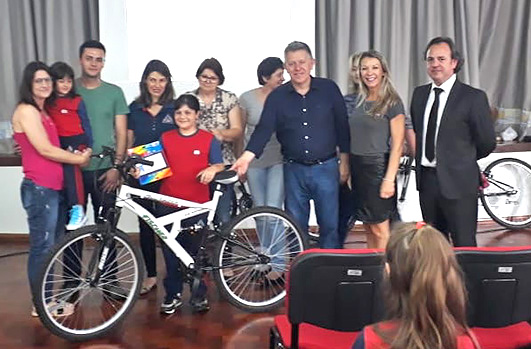 Na foto, juiz Ozéas de Castroi, alunos e seus familiares durante cerimônia de premiação no município de São Miguel do Oeste