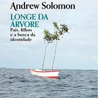 Para todos verem: Texto: “Andrew Solomon. Longe da árvore: Pais, filhos e a busca da identidade”. Ilustração: Capa do livro em que há a foto de um barco branco e vermelho navegando no mar azul. Dentro do barco há duas árvores com folhas verdes.