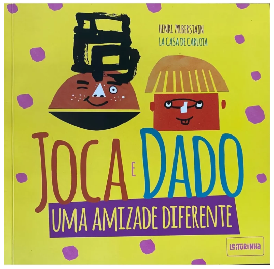 Para todos verem: Texto: “Henri Zylberstajn La Casa de Carlota. Joca e Dado: uma amizade diferente. Leiturinha”. Ilustração: Capa do livro verde com bolinhas roxas em que há o desenho de dois personagens diferentes um do outro. 