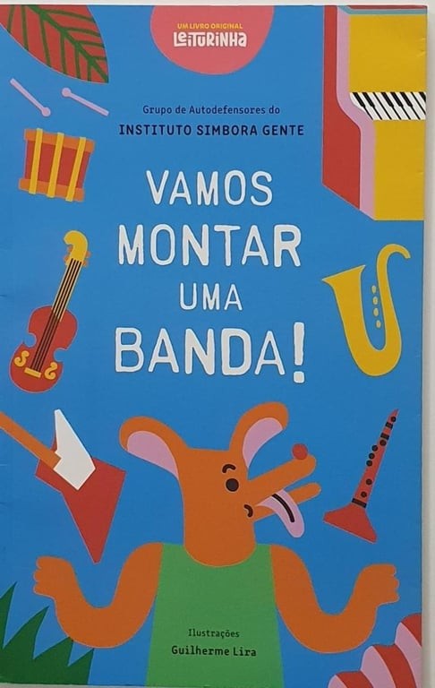 Para todos verem: Texto: “Um livro original Leiturinha. Grupo de Autodefensores do Instituto Simbora Gente. Vamos montar uma banda! Ilustrações Guilherme Lira”. Ilustração: Capa do livro azul em que há um cachorro ao centro e vários instrumentos musicais ao redor. Há uma folha no canto superior esquerdo e uma vegetação no canto inferior esquerdo. 