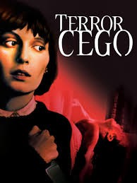 Para todos verem: Texto: "Terror Cego”. Ilustração: Banner em tons de preto e vermelho em que há uma mulher com uma faca na mão.  Ao fundo há uma pessoa desacordada.