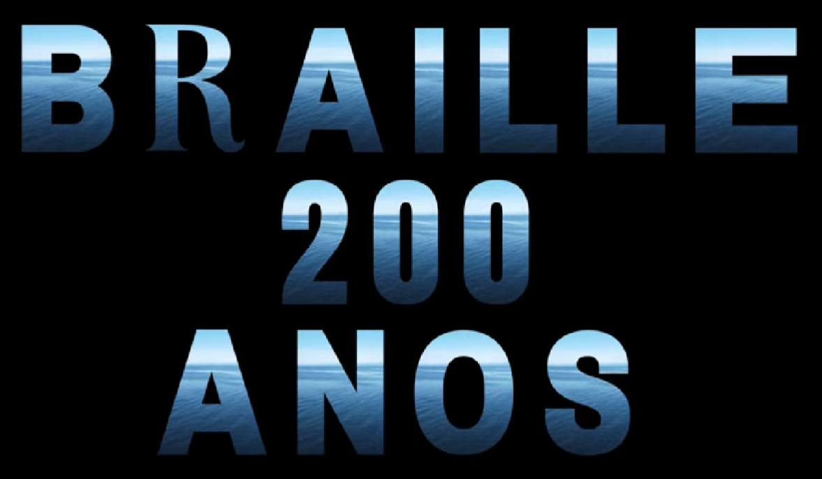 Para todos verem: Texto: "Braille 200 Anos”. Ilustração: Banner preto em que há o texto. As letras do texto são formadas pelo mar e o céu ambos azuis. 