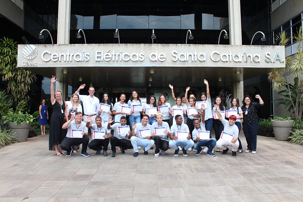 Na foto, juíza Ângela Maria Konrath e alunos em frente ao Centrais Elétricas de Santa Catarina (Celesc)