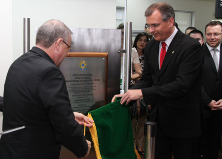 Desembargador Edson Mendes e prefeito de Brusque Paulo Eccel descerram placa de inauguração da 2a. VT