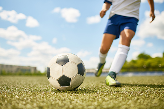 jogador de futebol chutando a bola