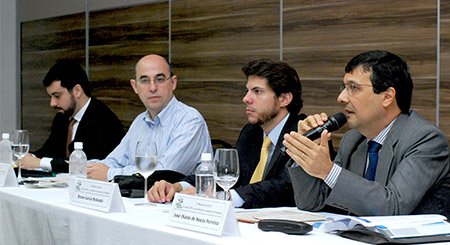 mesa com desembargador José Otávio e juiz Munhoz