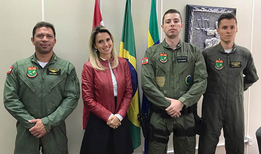 Juíza Hérika Ceccato com 3 policiais da 5a. Companhia de Aviação da Polícia Militar