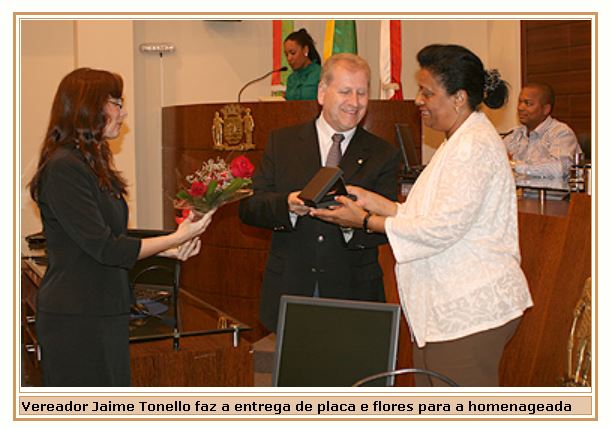 juíza Maria Aparecida Caitano recebe homenagem da Câmara de Vereadores da Capital, dasw mãos do vereador Jaime Tonello