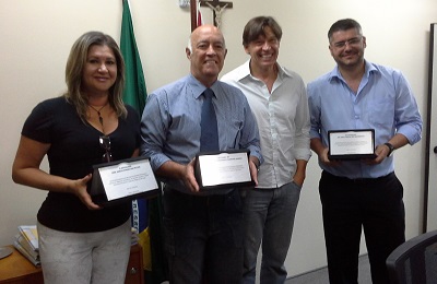 Conciliadores voluntários: Emília Petter, Ricardo D'Almeida  e Fábio Cadilhe junto com o juiz Leonardo Fischer