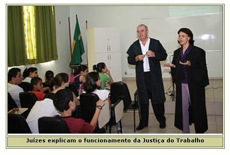 Juízes Adailto Nazareno Degering e Maria Aparecida Ferreira Jerônimo explicam JT a alunos