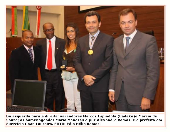 juiz Alexandre Ramos recebe medalha Zumbi dos Palmares, entre os vereadores Marcos Espíndola (Badeko) e Márcio de Souza;e a também homenageada Maria Menezes  e o prefeito em exercício Gean Loureiro