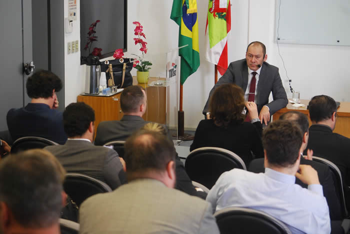 Juiz Marcel Higuchi conduz a reunião de conciliação sobre as dívidas trabalhistas  do Figueirense