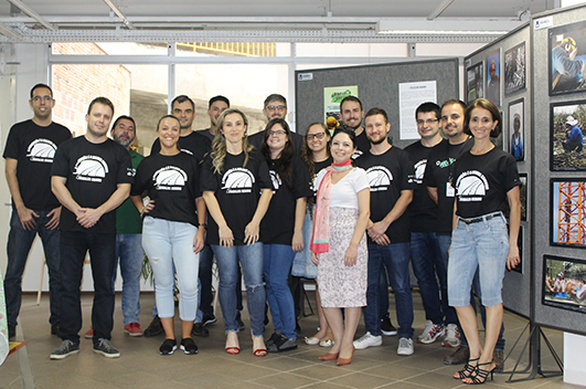 juíza Lisiane Vieira e servidores da VT de Joaçaba vestem camiseta alusiva ao Programa Trabalho Seguro
