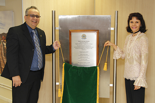 juiz Valter Túlio e Presidente Mari Eleda descerram placa de inauguração do Cejusc da Capital