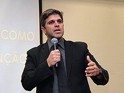 Marcelo Schetinni falando na abertura do encontro