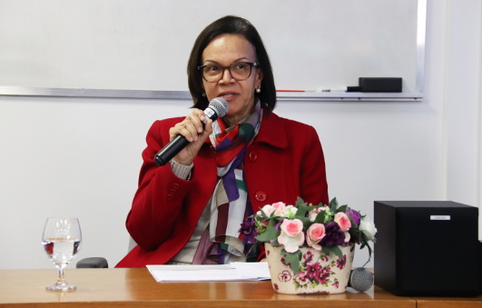 Juíza e gestora auxiliar do PTS Maria Aparecida Jerônimo participou da mesa de abertura do evento