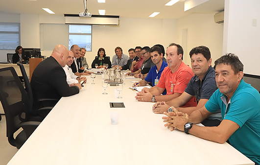 Dra. Mari em mesa com representntes de vigilantes e empresas de segurança - acordo