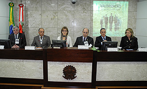 Presidente Gisele Alexandrino e conselheiro do CNJ, juiz Lúcio Munhoz com demais autoridades