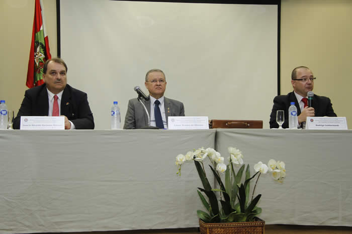 mesa de abertura do evento com desembargadores Gracio Petrone e Edson Mendes e o juiz Goldschmidt