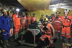 mineiros dentro da mina com equipamentos
