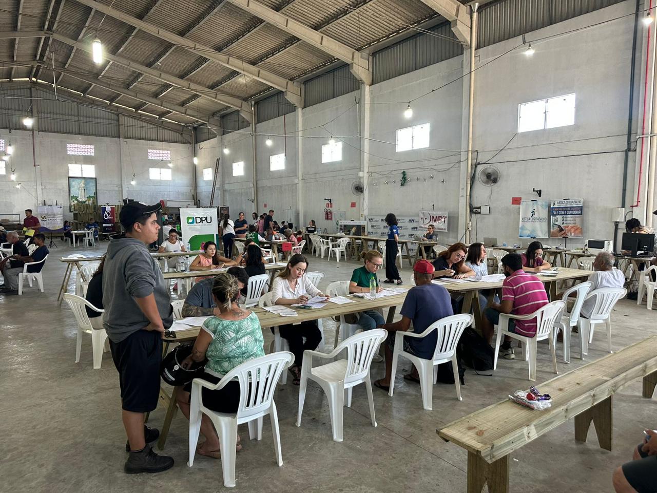 imagem aberta das pessoas sendo atendidas dentro de um ginásio