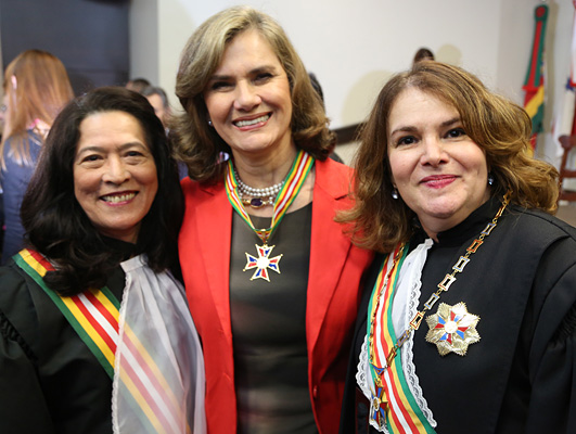 Na foto, magistrada Lourdes Leiria entre as desembargadoras Maria Dutra (e) e Suzy Koury (d), presidente do TRT da 8ª Região