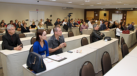 Servidores e magistrados em evento institucional