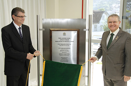 Prefeito de Rio do Sul e Presidente do TRT-SC descerram a placa de inauguração do Foro trabalhista