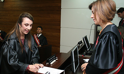 Desembargadora Teresa Regina Cotosky assina termo de posse como desembargadora perante presidente Gisele Alexandrino