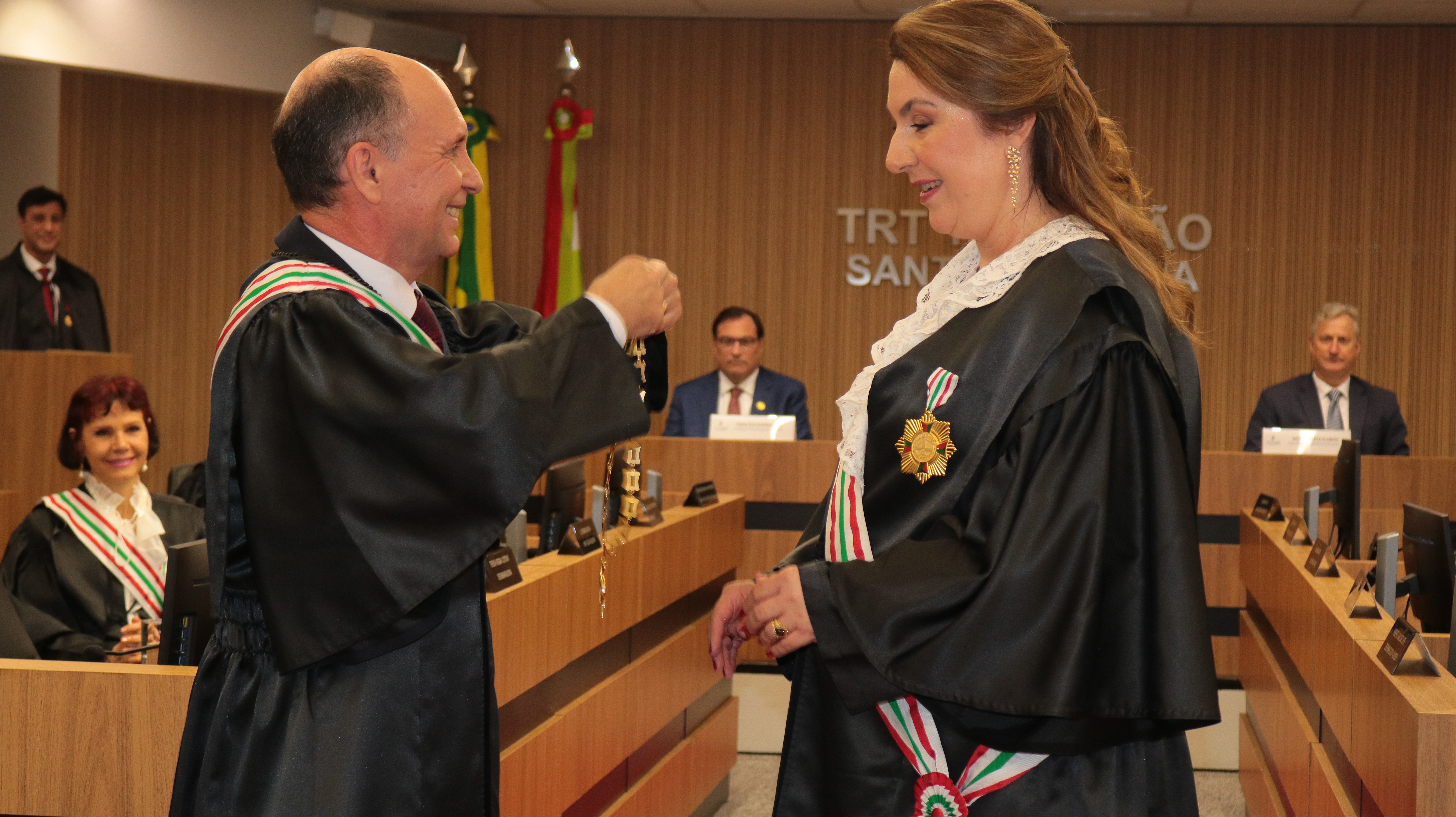 Des. Teresa recebe o colar da Presidência do des. Amarildo na solenidade de posse