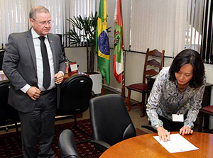 Posse assessora Rosana Ideta perante desembargador-presidente  Edson Mendes de Oliveira
