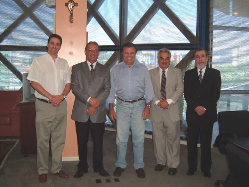 Rodrigo Bornholdt (vice-prefeito), juiz Jorge Volpato (presidente do TRT/SC), Marco Tebaldi (prefeito), juiz Antônio Silva do Rego Barros (diretor do Foro Trabalhista) e Celso Pereira (procurador municipal)