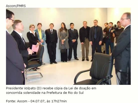 Presidente Volpato   recebe cópia da Lei de doação em concorrida solenidade na Prefeitura de Rio do Sul