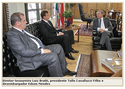 Diretor-tesoureiro Luiz Bratti, presidente Tullo Cavallazzi Filho e desembargador Edson Mendes