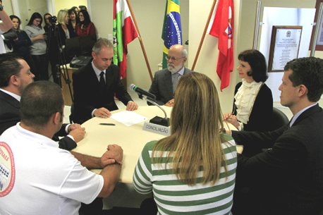 Magistrados, advogados e partes que firmaram o primeiro acordo  do Centro de Conciliação de São José