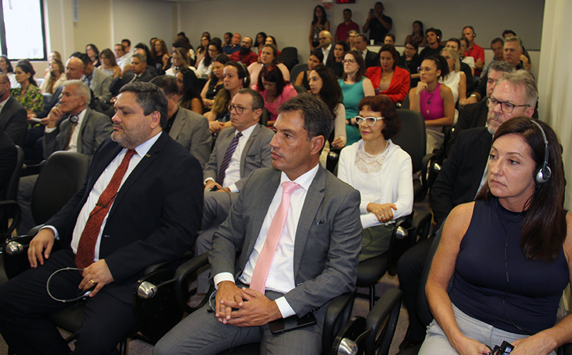 Fotografia mostra público presente no auditório do tribunal durante o colóquio